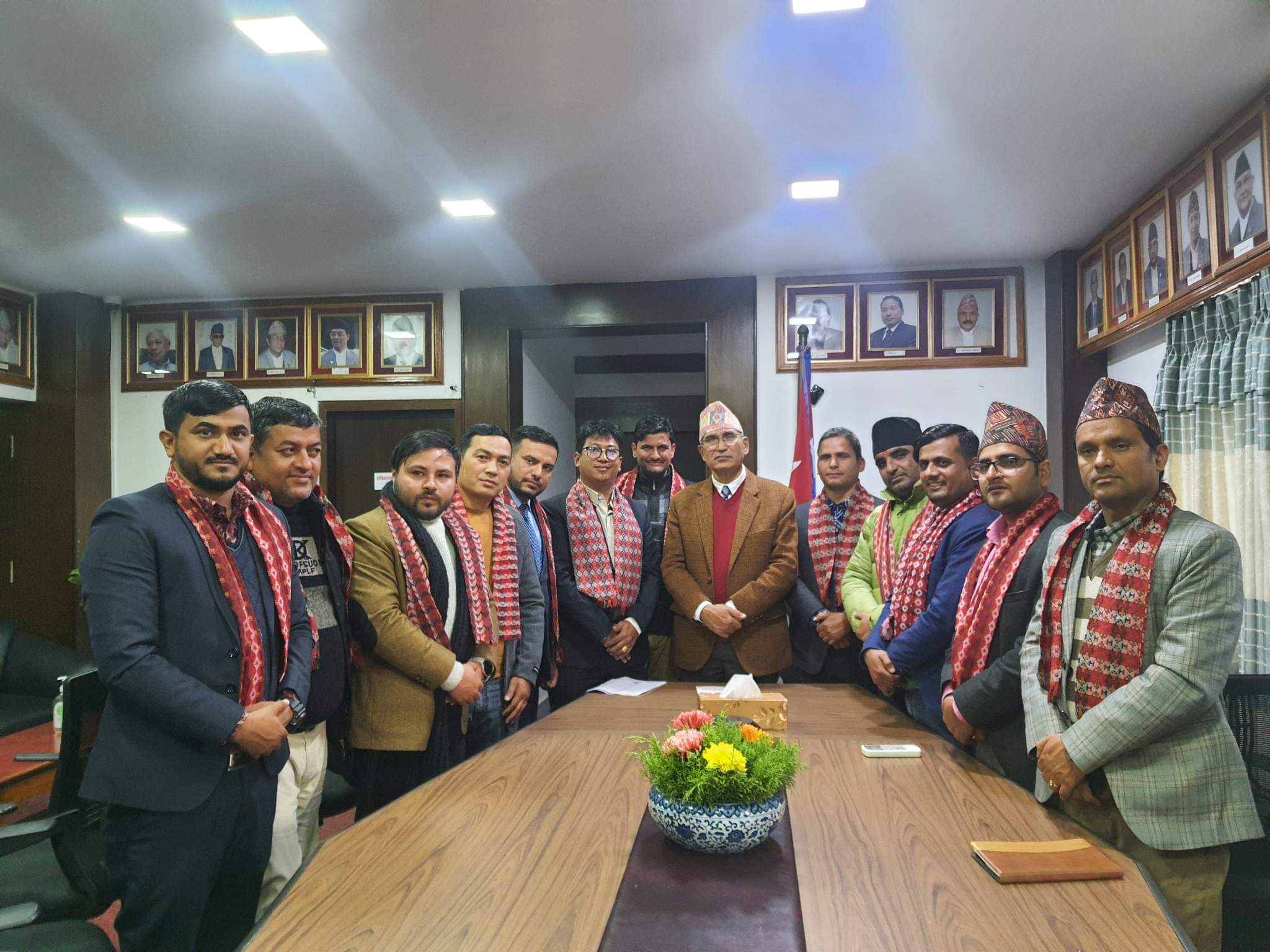 आर्थिक विकासमा जाेड दिन माग गर्दै इकाेनाेमिक मिडिया साेसाइटीले अर्थमन्त्रीलाई दियाे ज्ञापन