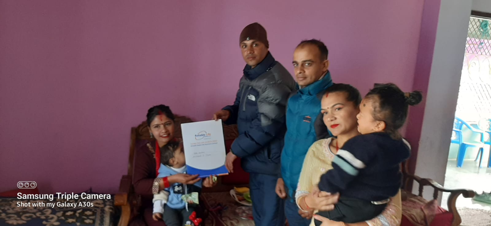 गौतमका दम्पत्तिले दिए छोरीको जन्मदिनमा १० लाखको बीमा पोलिसी उपहार