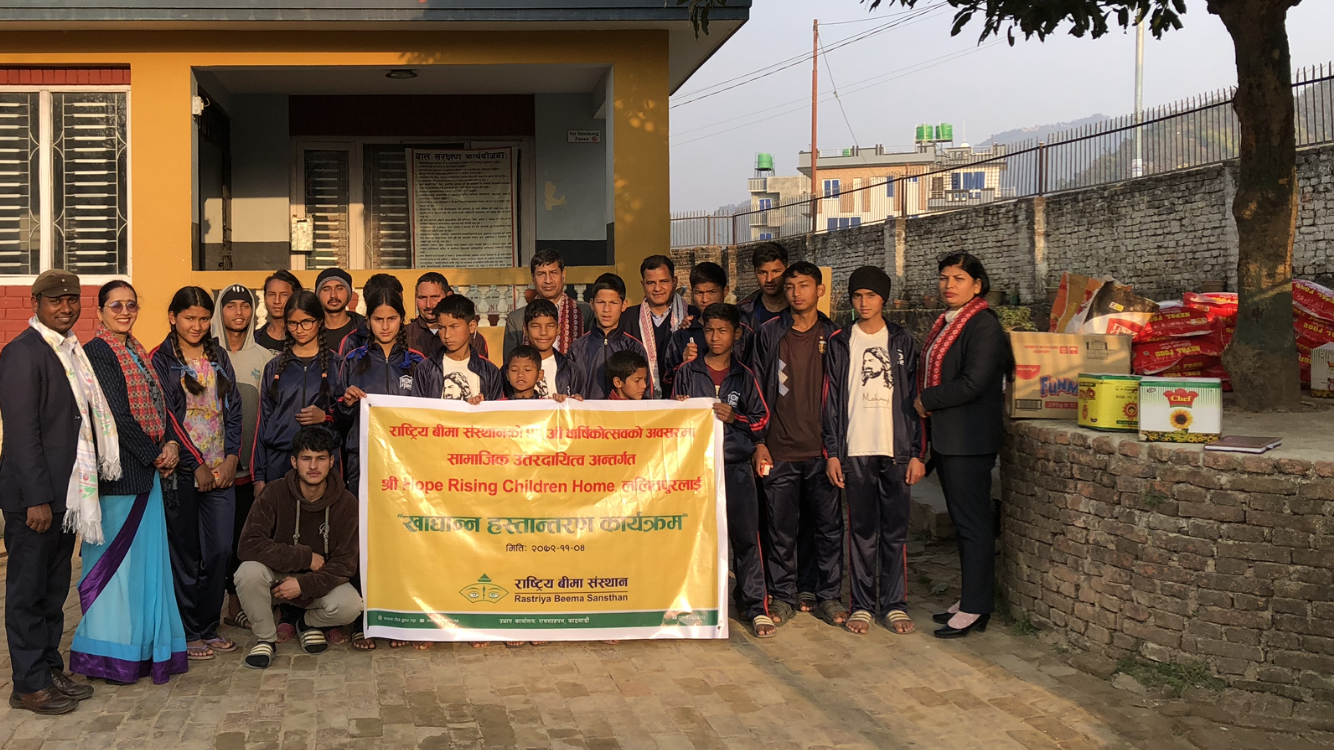 बार्षिकोत्सवको अवसरमा राष्ट्रिय बीमा संस्थानद्वारा खाद्यन्न वितरण