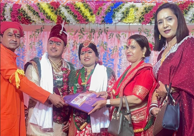छोरीको विवाहमा तिमिल्सिनाका दम्पत्तिले दिए बीमा पोलिसी उपहार
