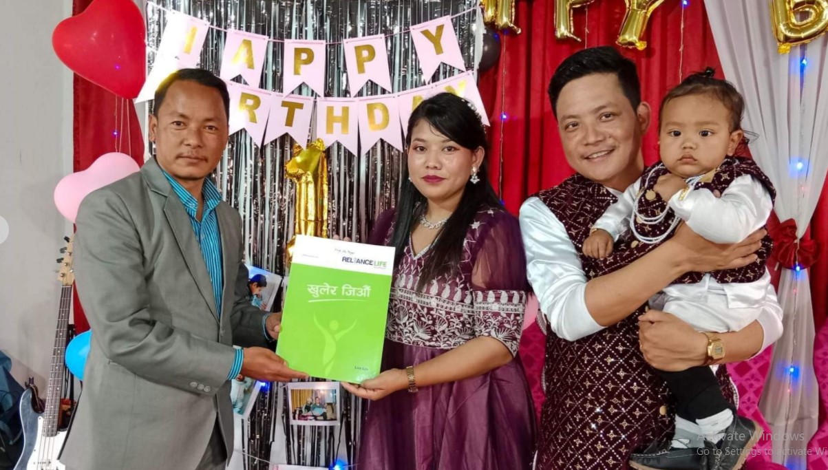 मगरका दम्पत्तिले दिए छोराको जन्मदिनमा ८ लाखको बीमा पोलिसी उपहार