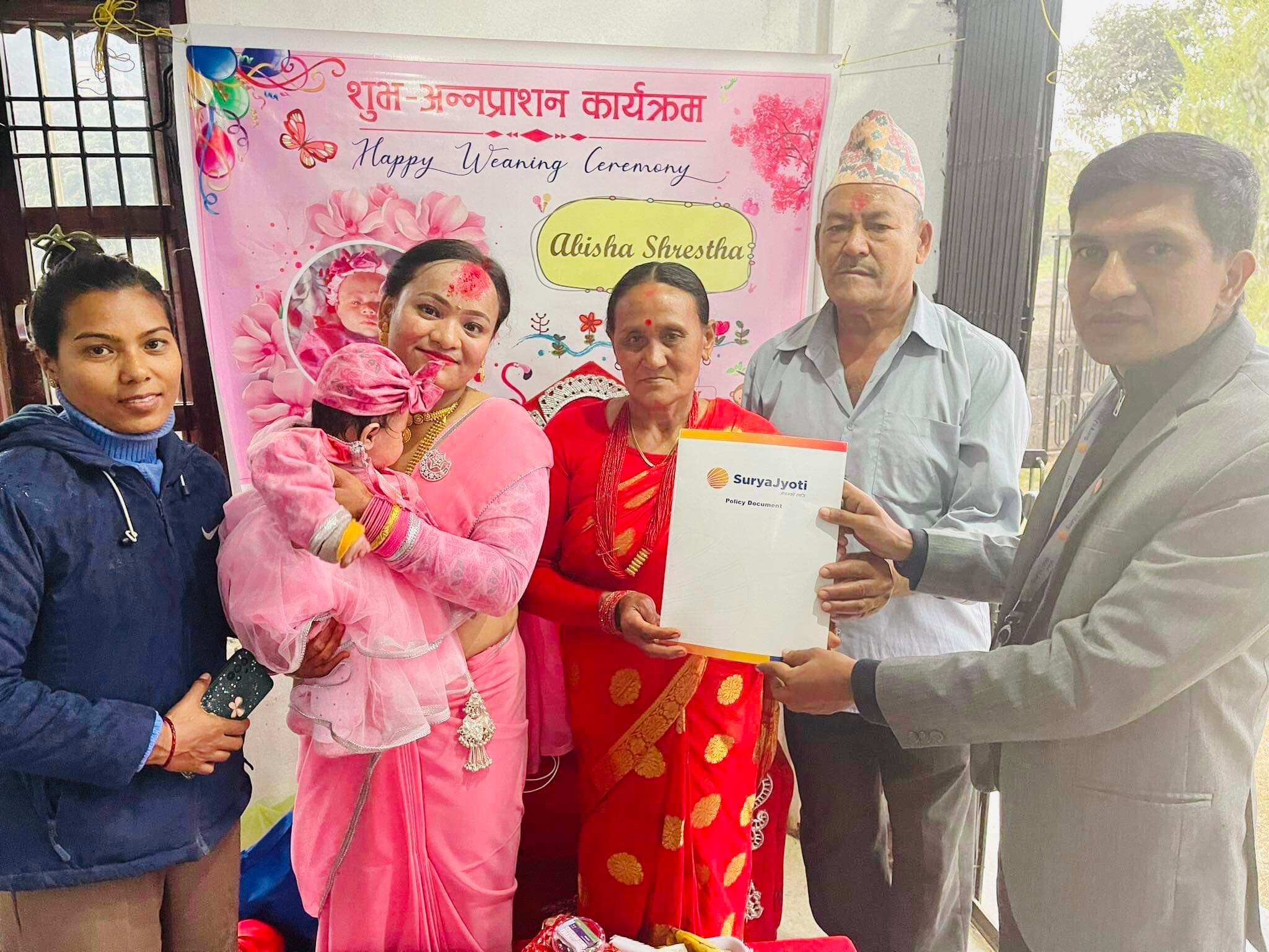 श्रेष्ठका दम्पतिले दिए छोरीको अन्नप्रासनमा १० लाखको बीमा पोलिसी उपहार