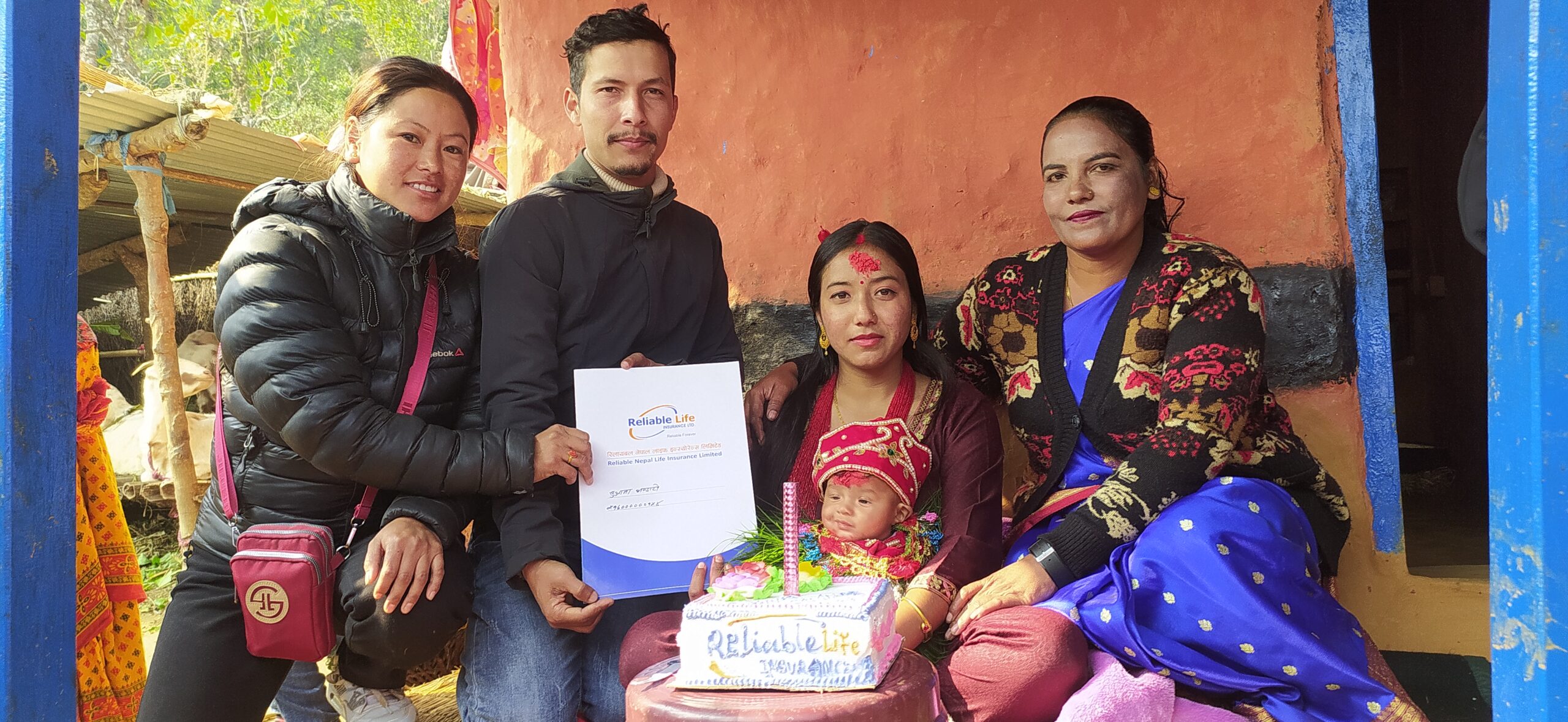 छोरीको भात खुवाइमा भण्डारी दम्पतीले दिए बीमा पोलिसी उपहार