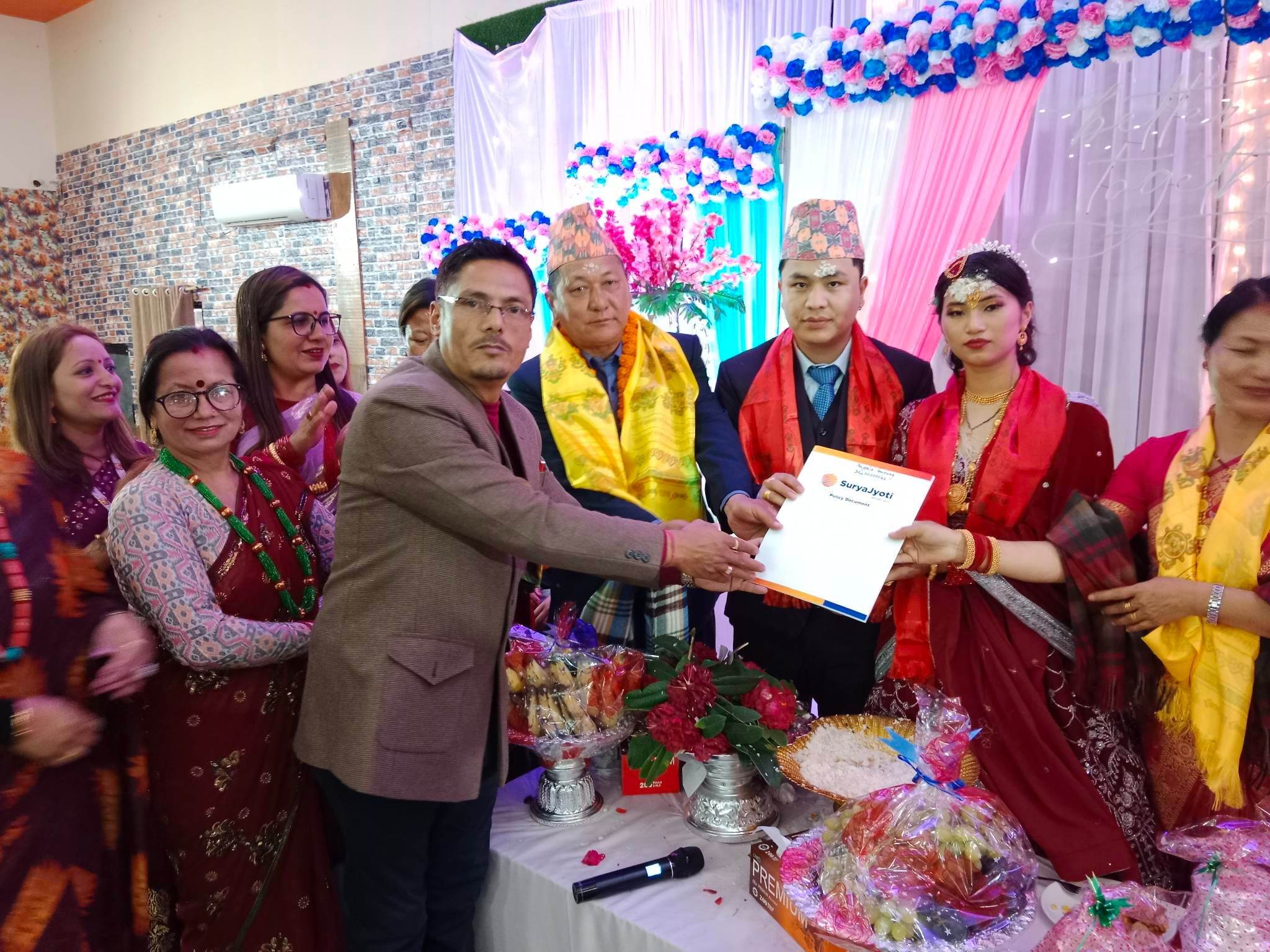 छोरीको बिबाहमा गुरुङ्गका दम्पत्तिले दिए ५० लाखको बीमा पोलिसी उपहार