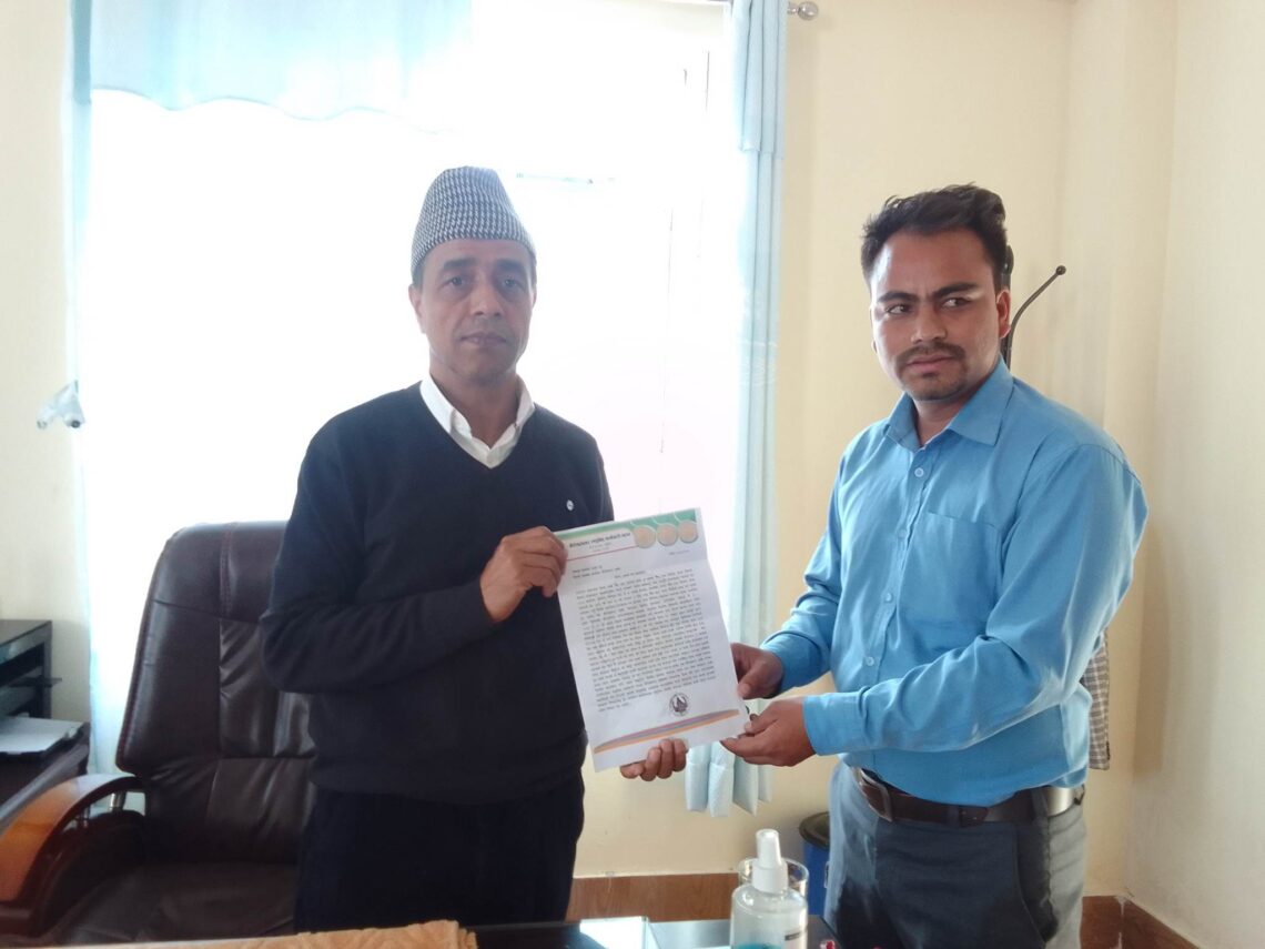 जिल्ला प्रशासन कार्यालयलाई लघुवित्त कर्मचारी मञ्चले बुझायो ज्ञापन पत्र