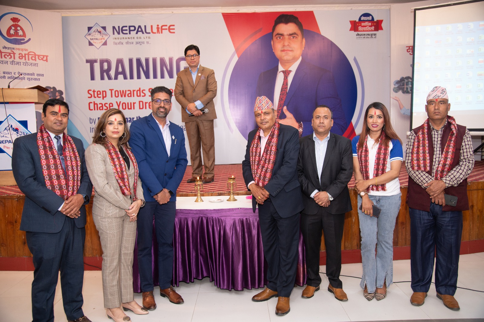 अन्तराष्ट्रिय प्रशिक्षकद्धारा नेपाल लाइफले दियो ३ सय जना अभिकर्तालाई तालिम