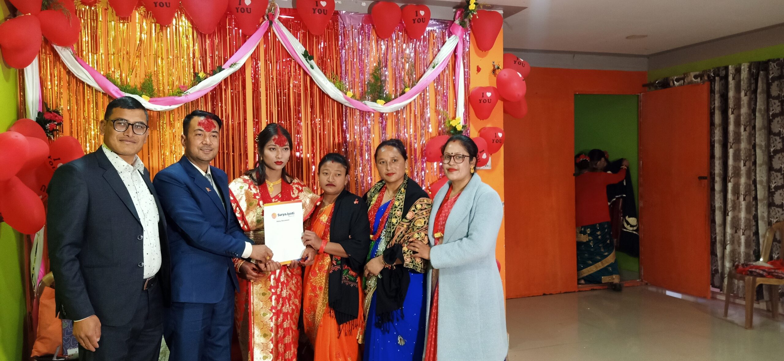 शशीले दिइन् बहिनीको बिबाहमा २५ लाखको बीमा पोलिसी उपहार