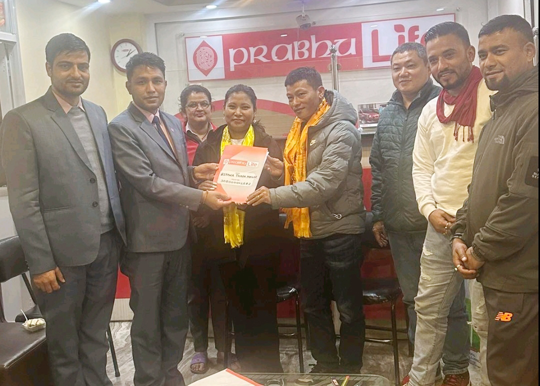 जन्मदिनको अवसरमा श्रीमतीलाई २५ लाखको बीमा पोलिसी उपहार, पाइन् प्रभुको ‘समृद्ध जीवन बीमा’
