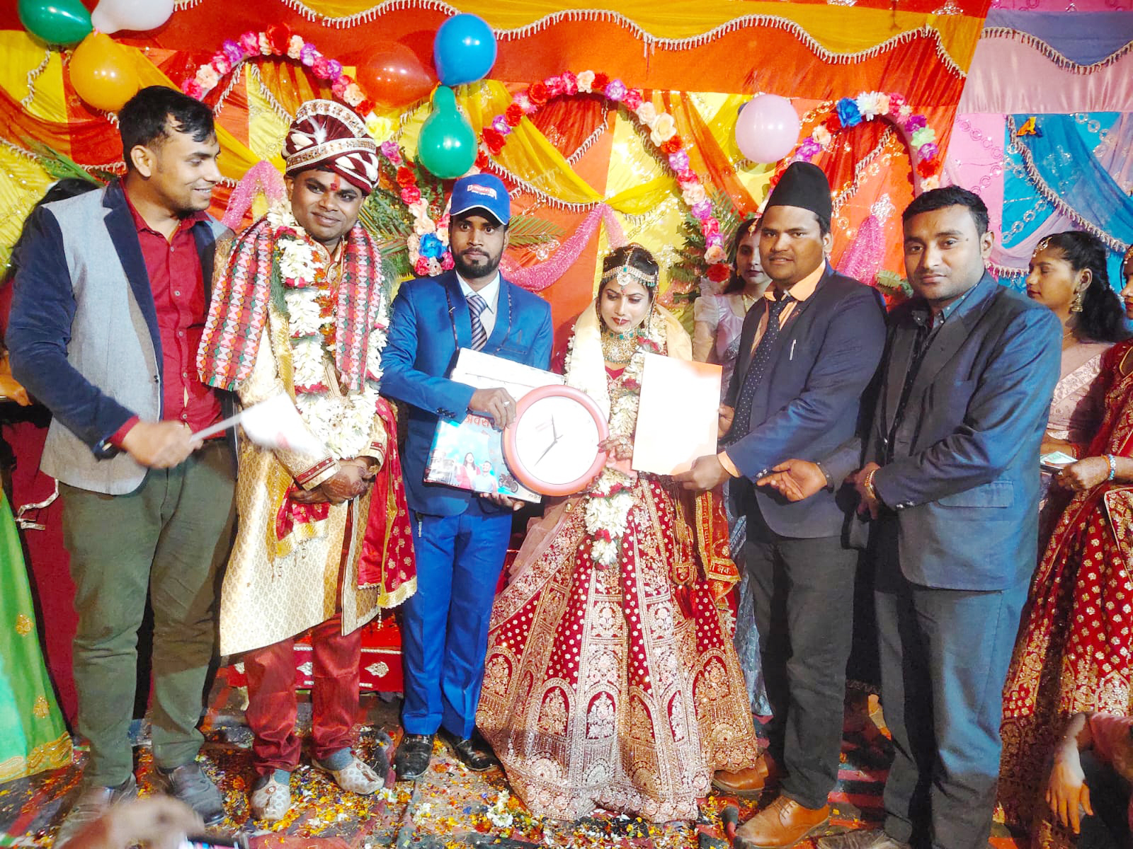 राकेश र सिराजुलले दिए साथीको विवाहमा बीमा पोलिसी उपहार