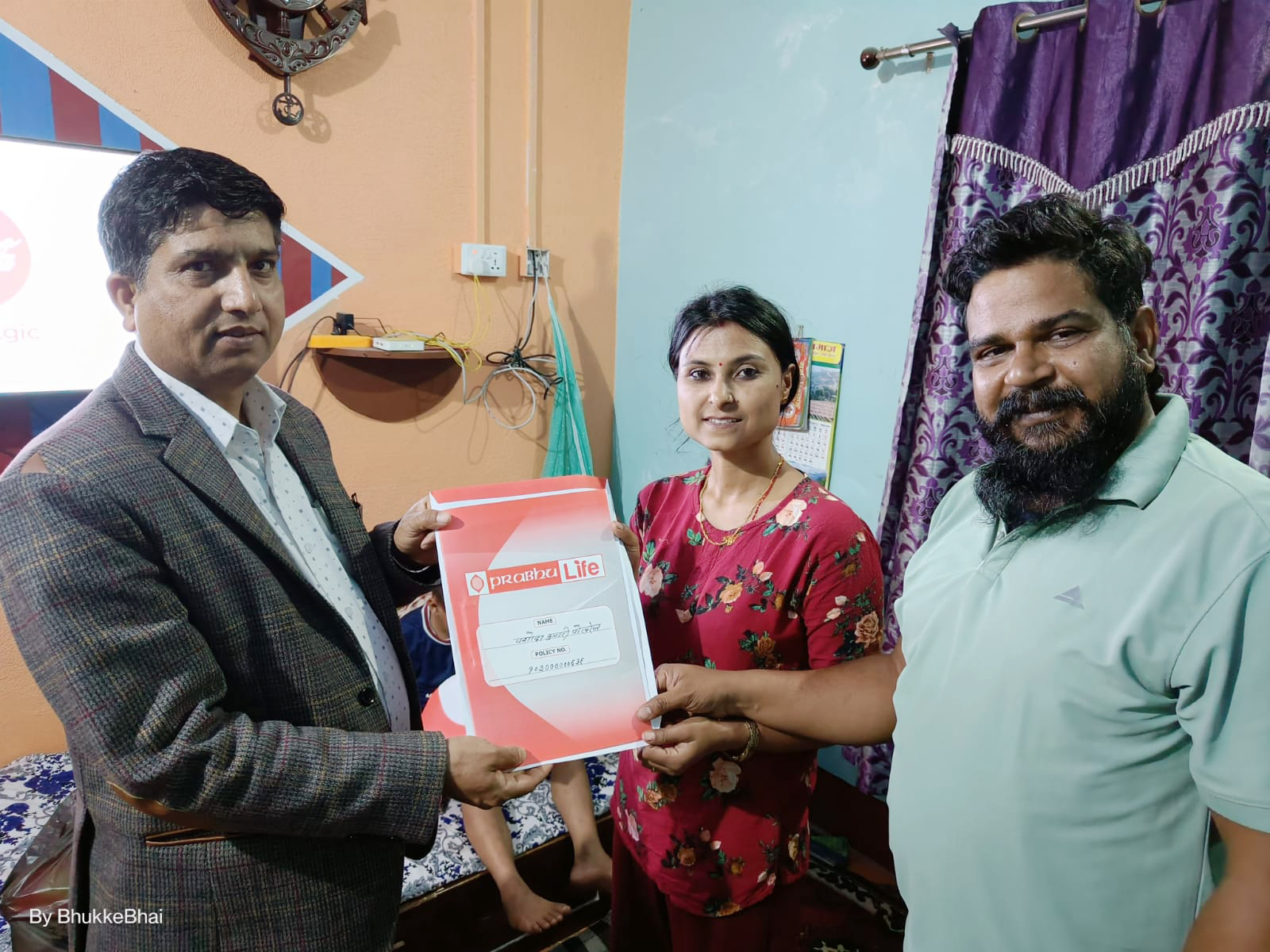 उज्ज्वलले दिए श्रीमतिलाई ३० लाखको बीमा पोलिसी उपहार