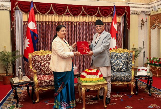 राष्ट्रपतिसमक्ष प्रधानमन्त्री प्रचण्डले बुझाए वार्षिक प्रतिवेदन