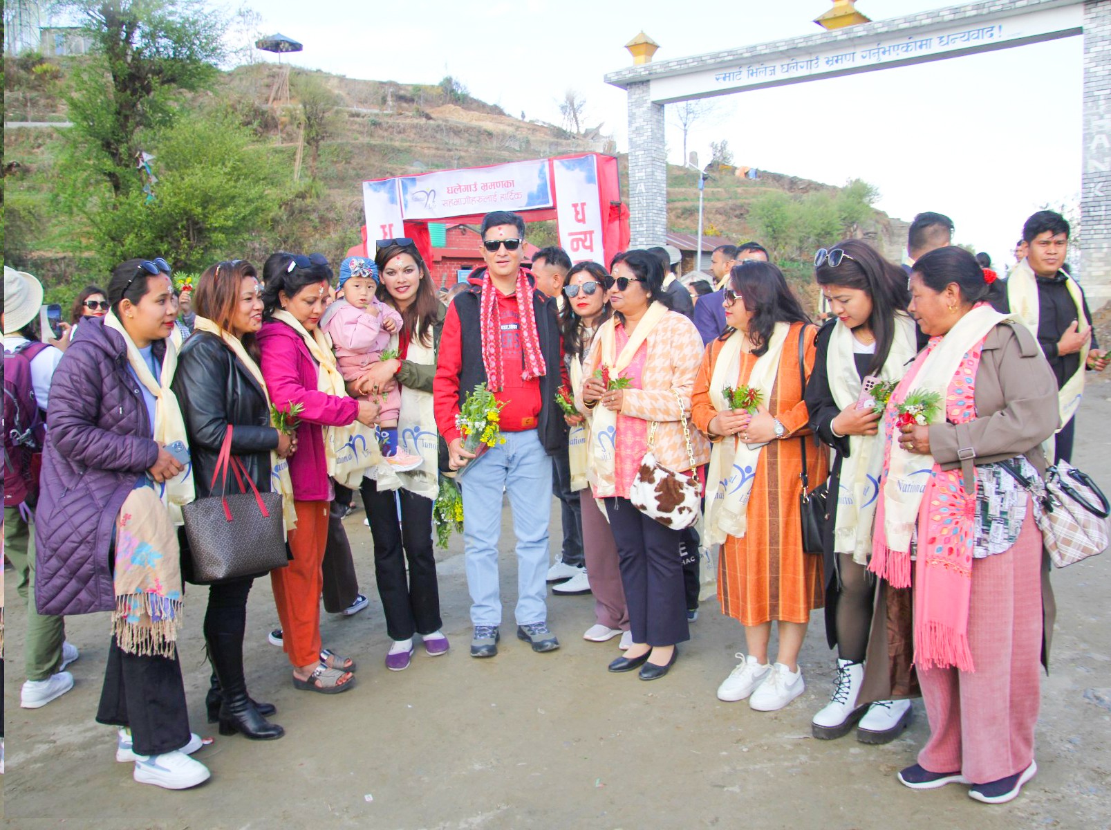 माघ महिनाको लक्ष्य पुरा गर्ने नेशनल लाइफका अभिकर्ताले भ्रमण गरे घलेगाउँ