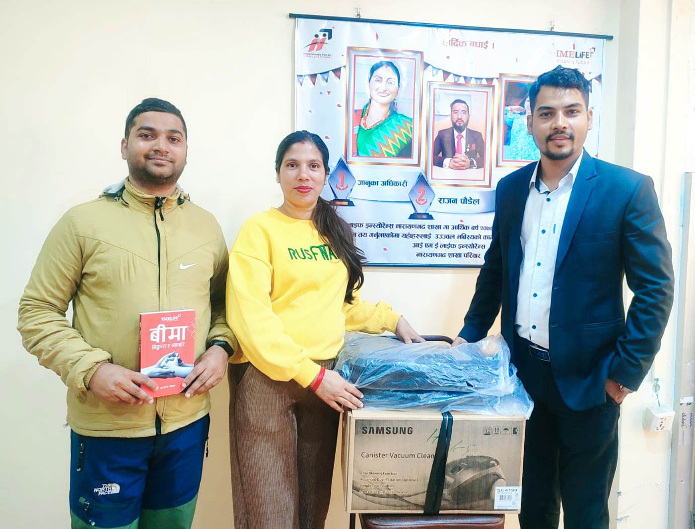 कृष्णले श्रीमतिको जन्म दिनमा दिए २५ लाखको बीमा पोलिसी उपहार