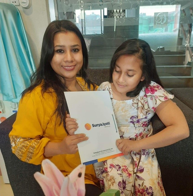 आमाद्वारा छोरीको जन्मदिनमा बीमा पोलिसी उपहार