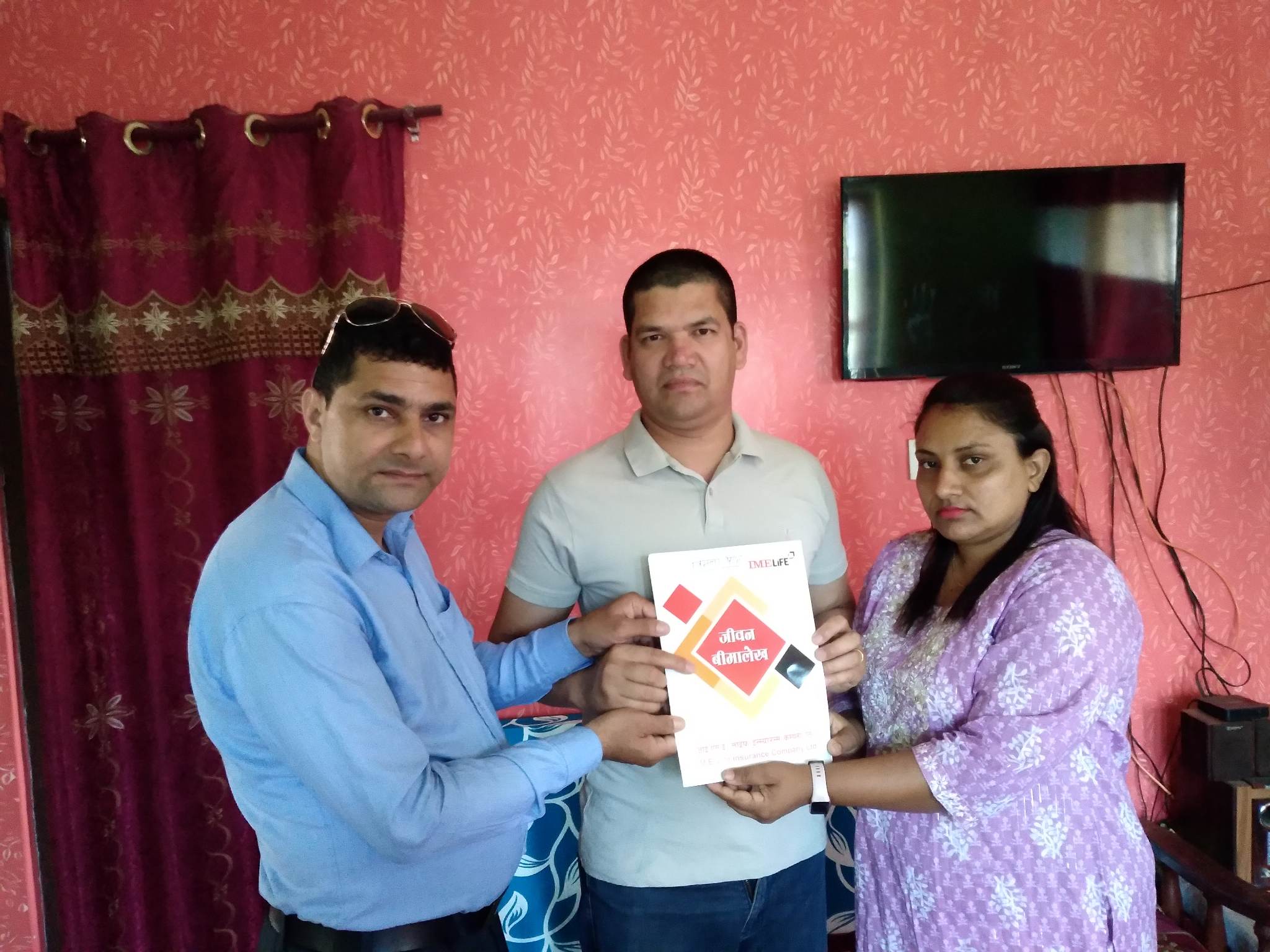 जन्मदिनमा श्रीमानबाट विमलाले पाइन १० लाखको बीमा पोलिसी उपहार