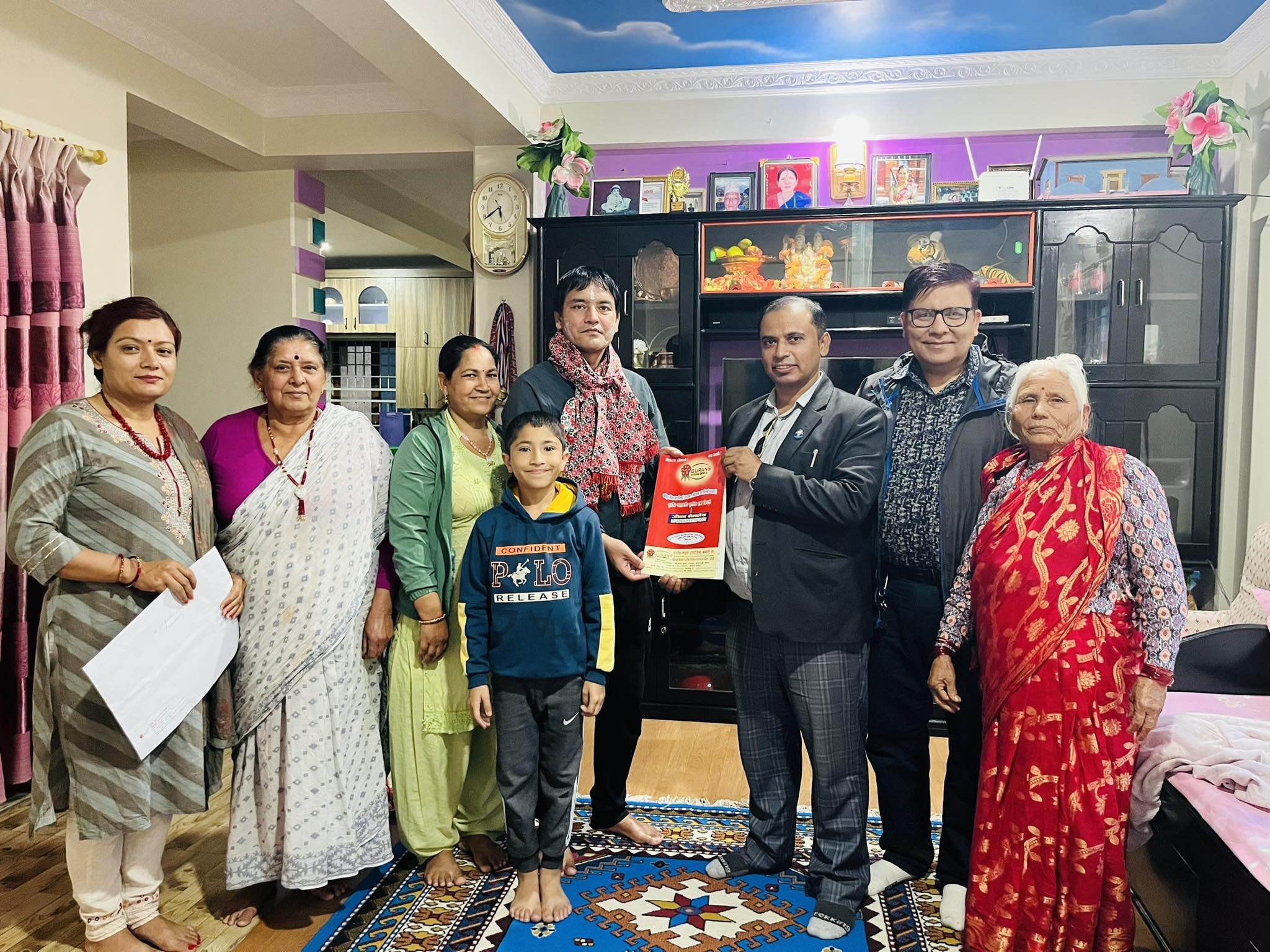 एमडीआरटी कमलाले दाईको जन्मदिनमा दिइन् १ करोडको बीमा पोलिसी उपहार