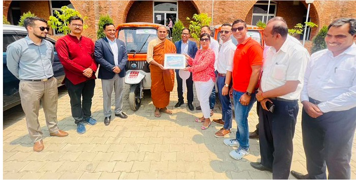 लक्ष्मी केयर्सद्वारा लुम्बिनी आउने धर्मावलम्बीका लागि विद्युतीय सवारी प्रदान