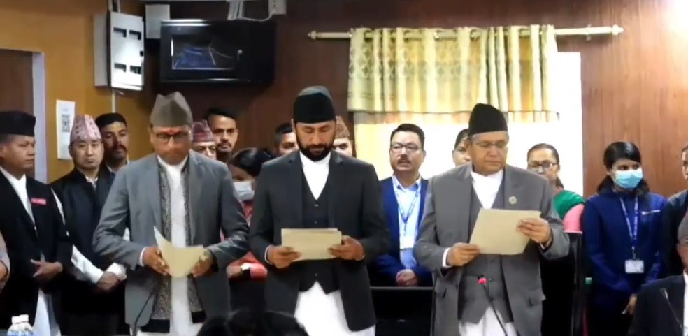 रवि लामिछाने र स्वर्णिम वाग्लेले ग्रहण गरे शपथ