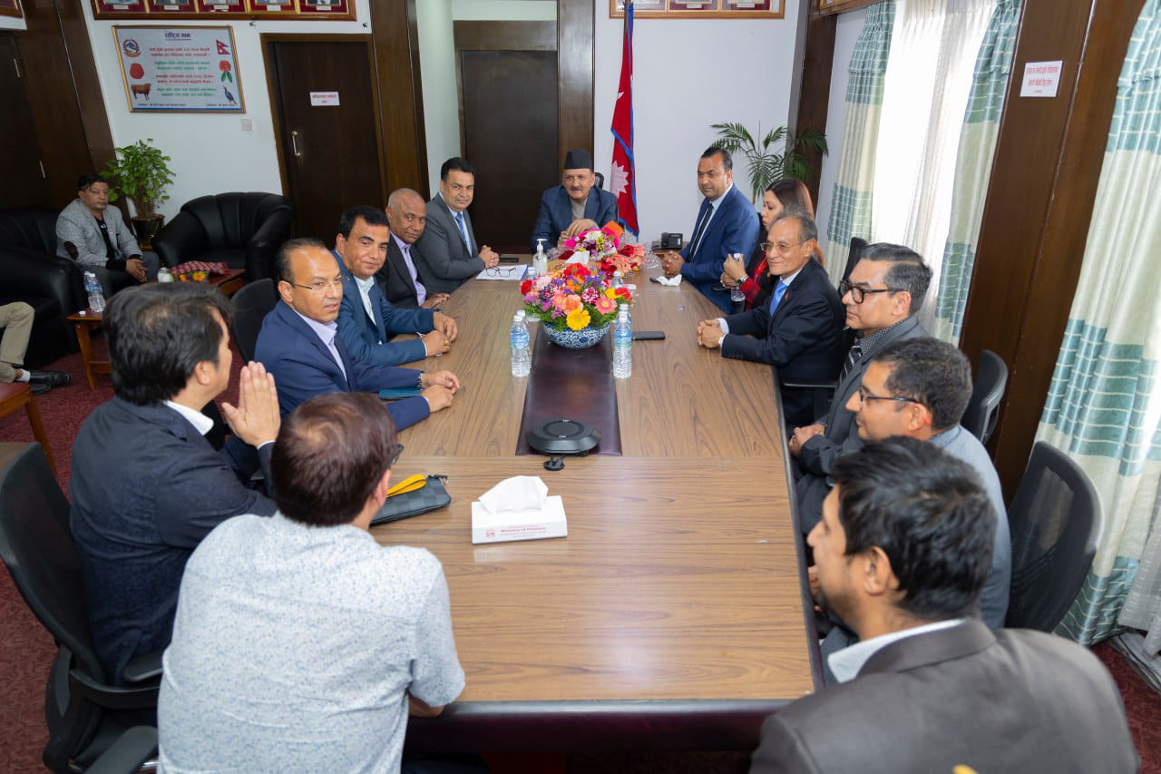 अर्थमन्त्री महतसँग गैरआवासीय नेपालीको भेट, लगानी भित्र्याउन आह्वान