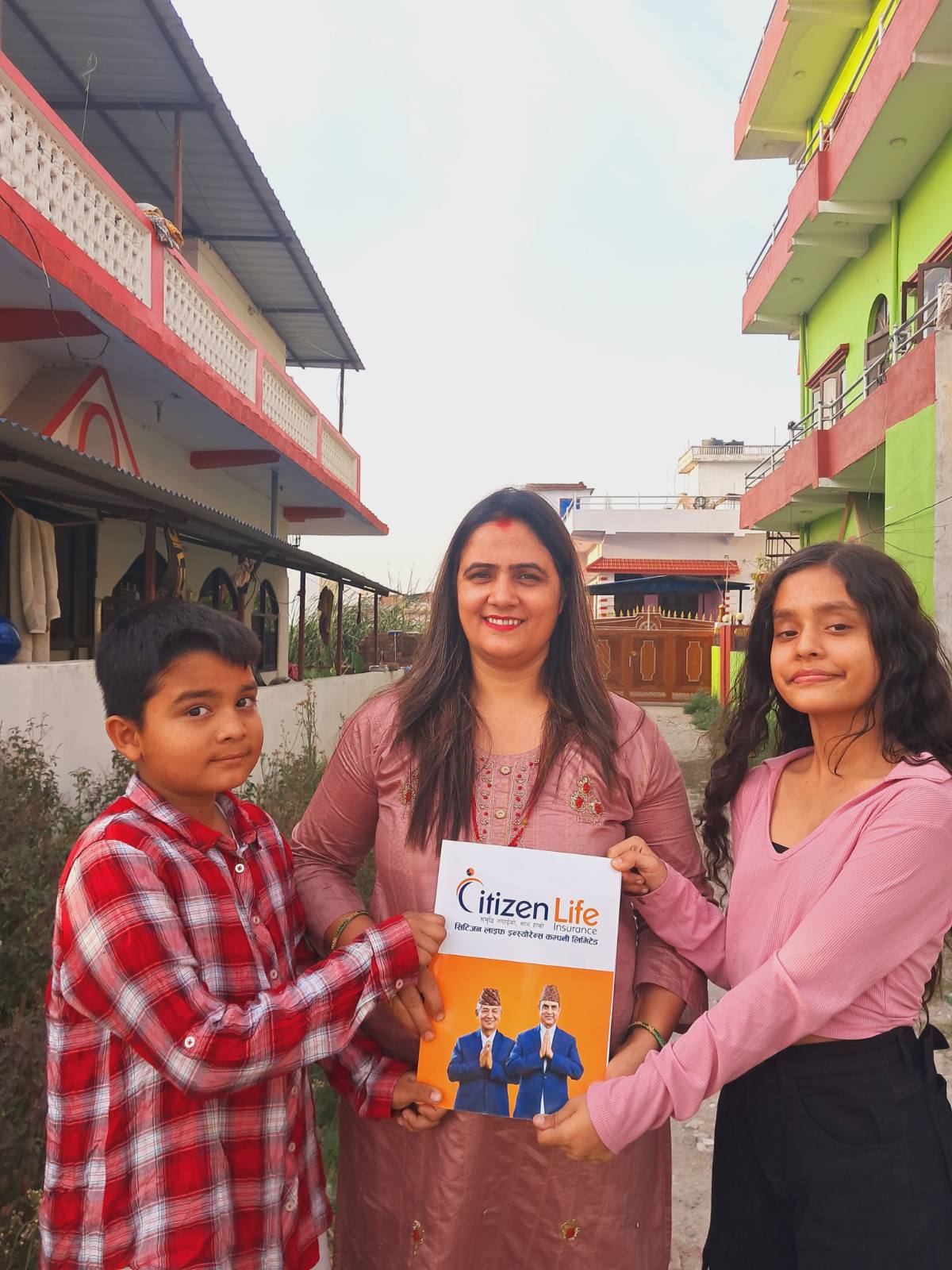 मातातिर्थ औंशीमा आमालाई छोराछोरीले दिए बीमा पोलिसी उपहार