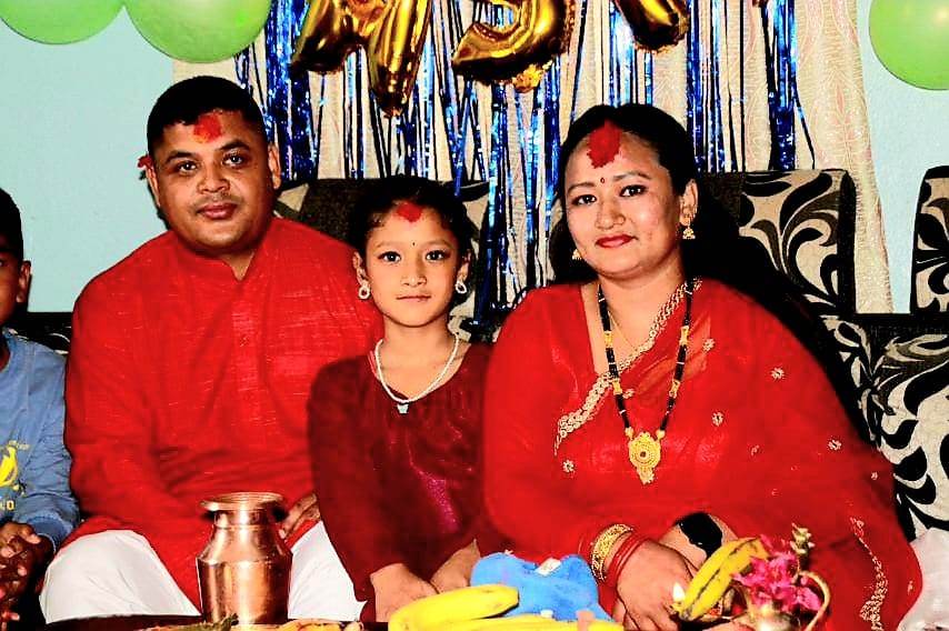 जित बहादुरले बैवाहिक वर्षगाँठमा श्रीमतिलाई दिए बीमा पोलिसी उपहार