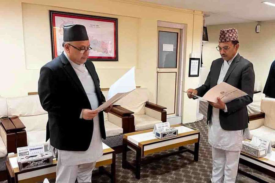 नेपाल राष्ट्र बैंकका नव नियुक्त संचालक डा. पाण्डेले ग्रहण गरे सपथ