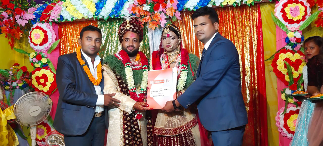 राकेशले साथीको विवाहमा दिए बीमा पोलिसी उपहार