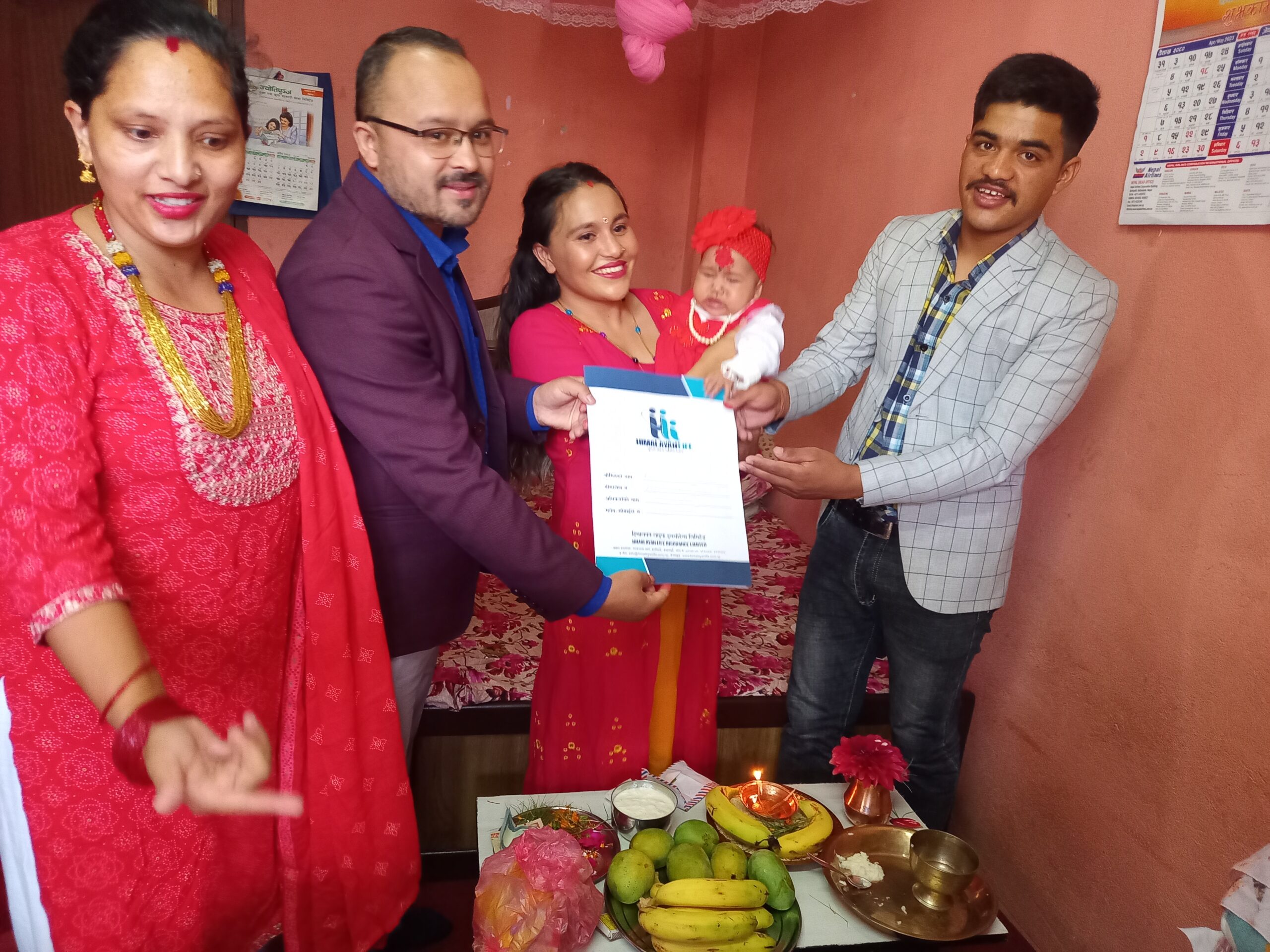 भाञ्जीको अन्नप्राशनमा मामा माइजूले दिए बीमा पोलिसी उपहार