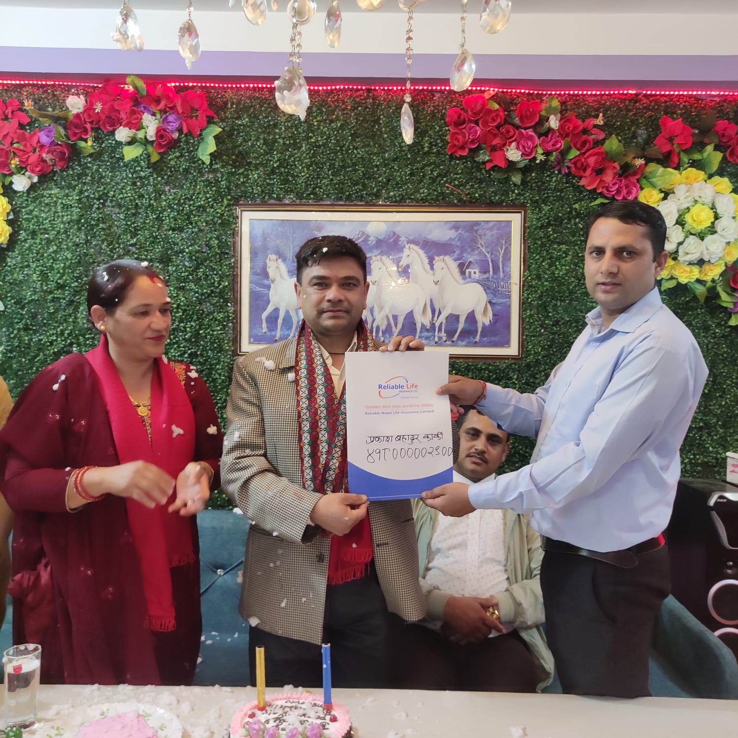 ललिताले श्रीमानको जन्मदिनमा दिइन् बीमा पोलिसी उपहार