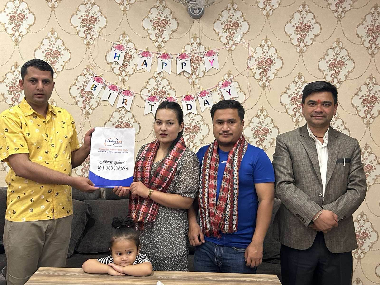 पुष्करले श्रीमतीको जन्म दिनमा दिए ५० लाखको बीमा पोलिसी उपहार