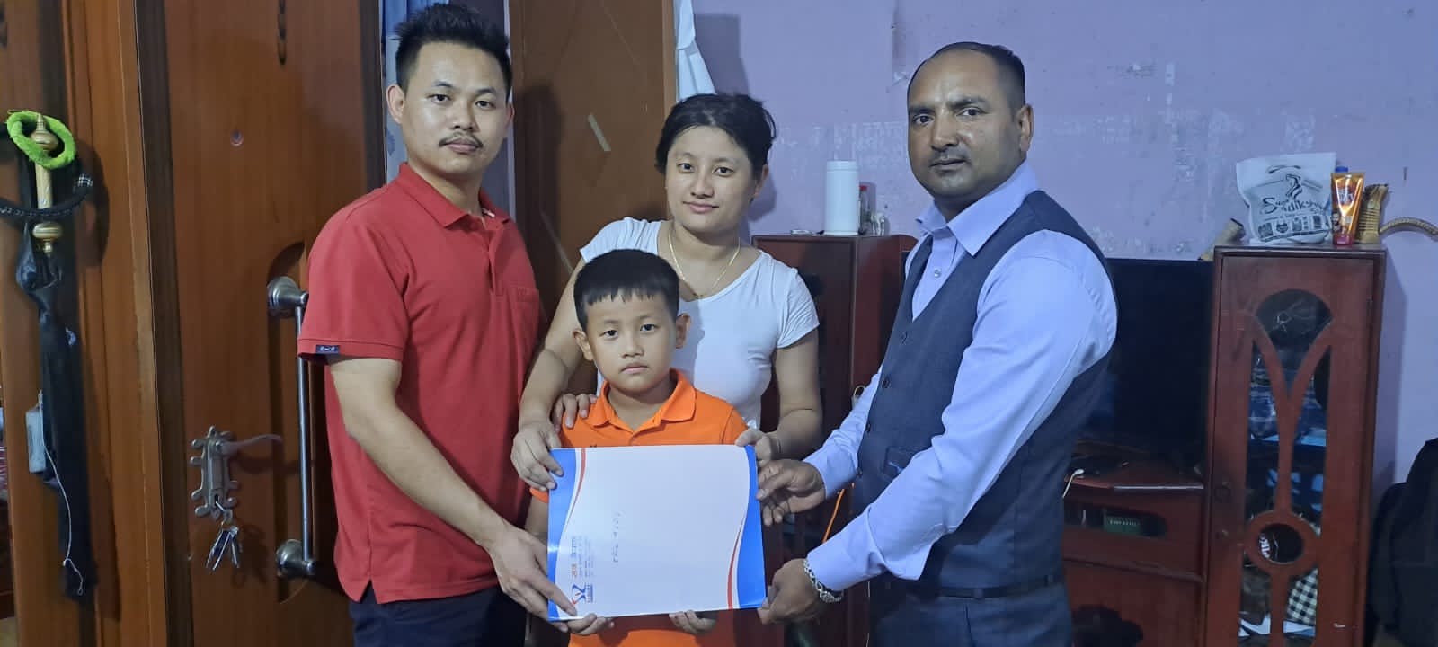 चेम्जोङका दम्पत्तिले छोराको जन्मदिनमा दिए १० लाखको बीमा पोलिसी उपहार