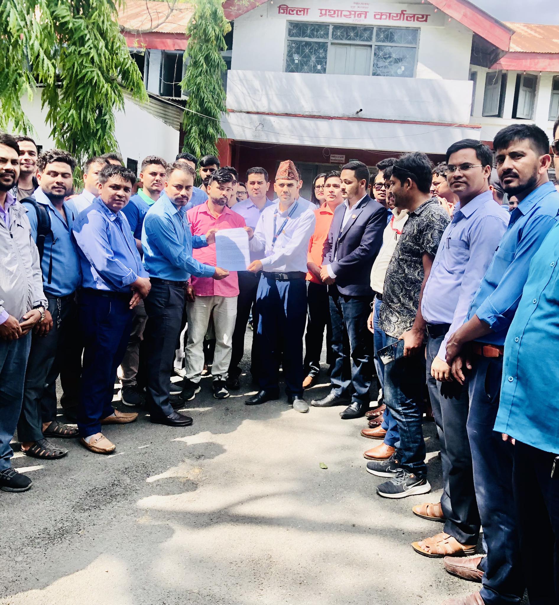 जिल्ला प्रशासन कार्यालयलाई बिरेन्द्रनगर लघुवित्त कर्मचारी मञ्चले बुझायो ज्ञापन पत्र