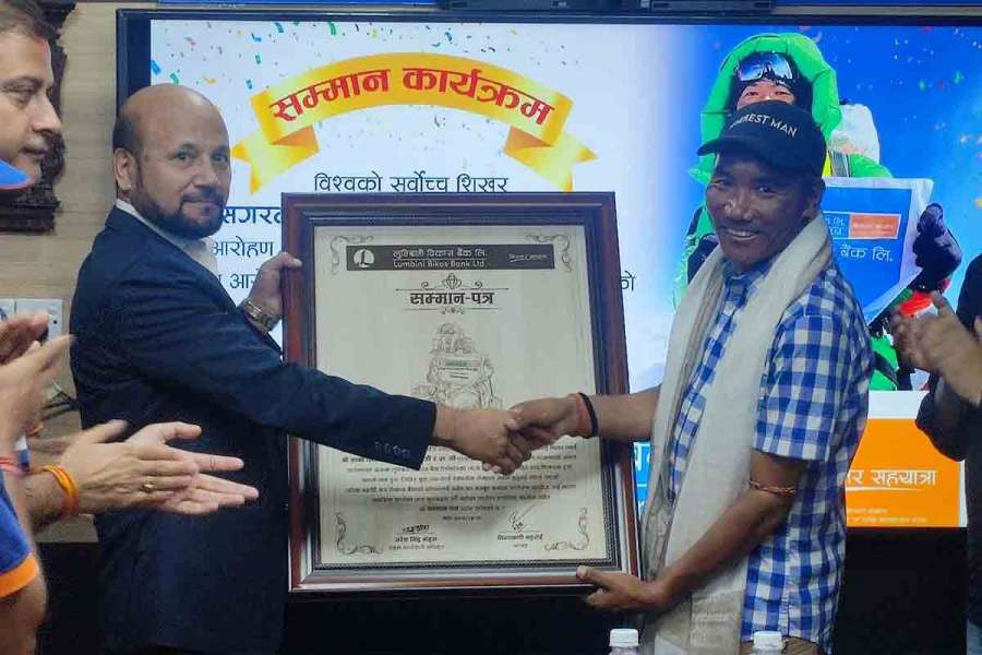 किर्तिमानी पर्वतारोही शेर्पालाई लुम्बिनी विकास बैंकले गर्यो सम्मान
