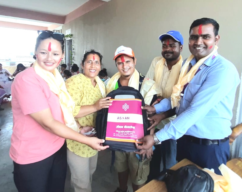 आफ्नै जन्मदिनमा बीमालेख खरिद गर्न पाउँदा खुशी छन् घमान सिंह अधिकारी