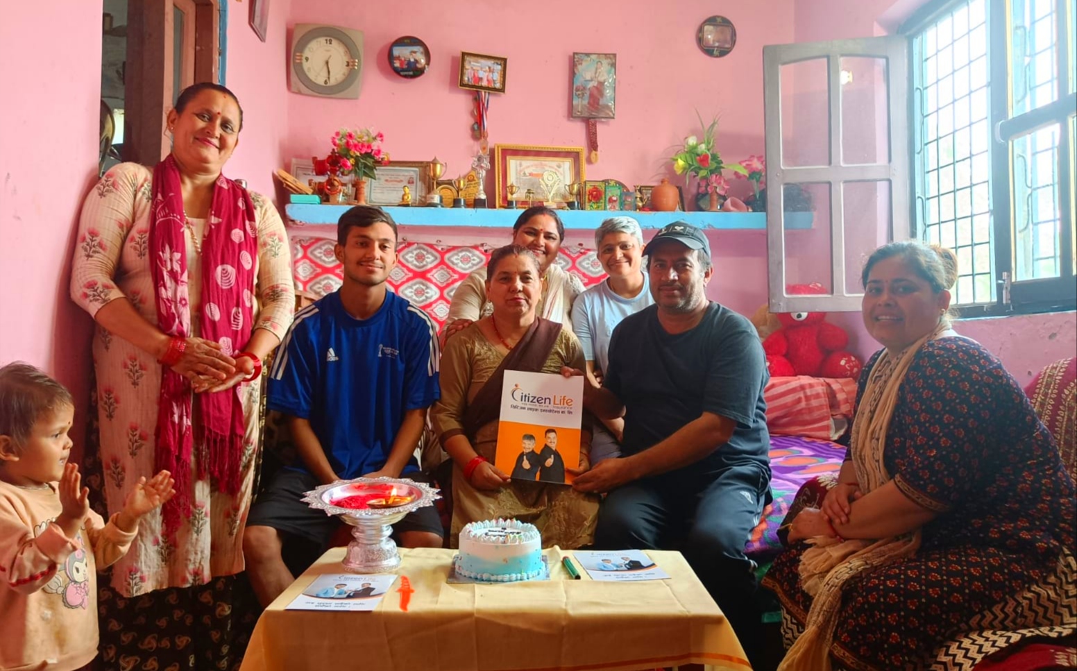 बिश्वनाथले श्रीमतीको जन्मदिनमा दिए बीमा पोलिसी उपहार