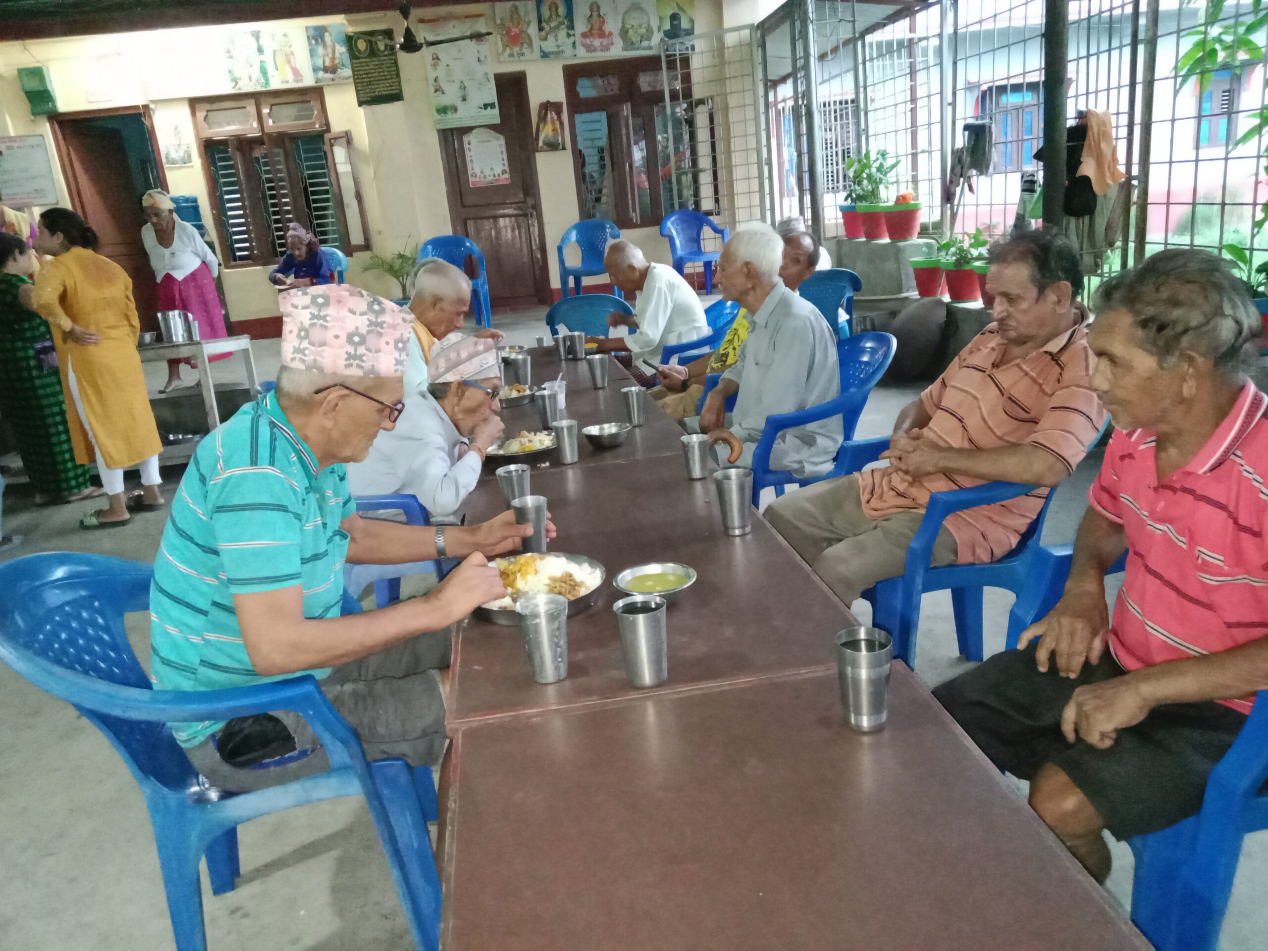 आइएमई लाइफका प्रदेश प्रमुख दाहालले ज्येष्ठ नागरिकलाई खाना खुवाएर मनाए जन्मदिन