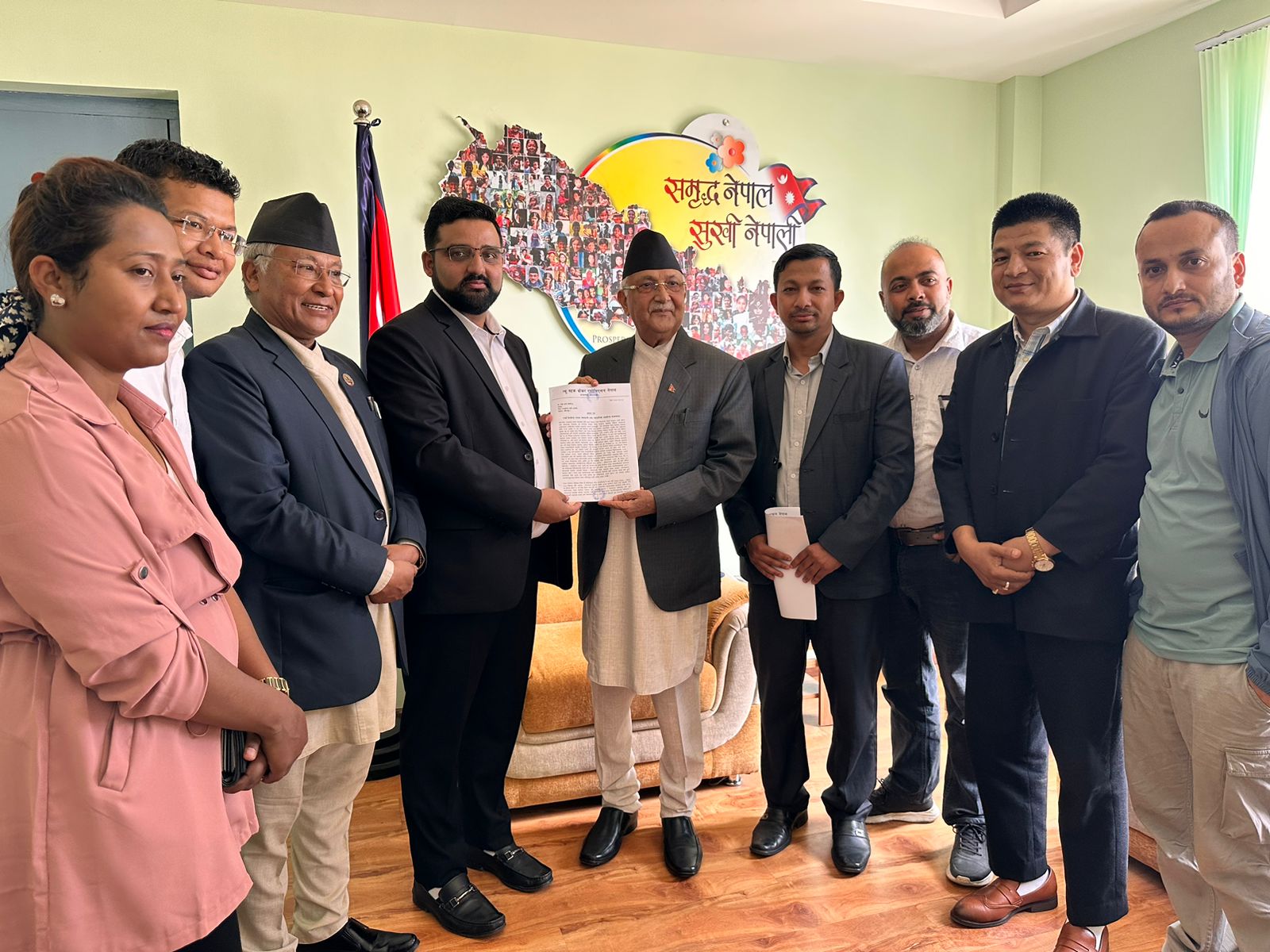 नयाँ स्टक ब्रोकर एशोसिएसनले केपि ओलीलाई भेटेर बुझाए ज्ञापन पत्र, सहजरीकरण गरिदिन आह्वान