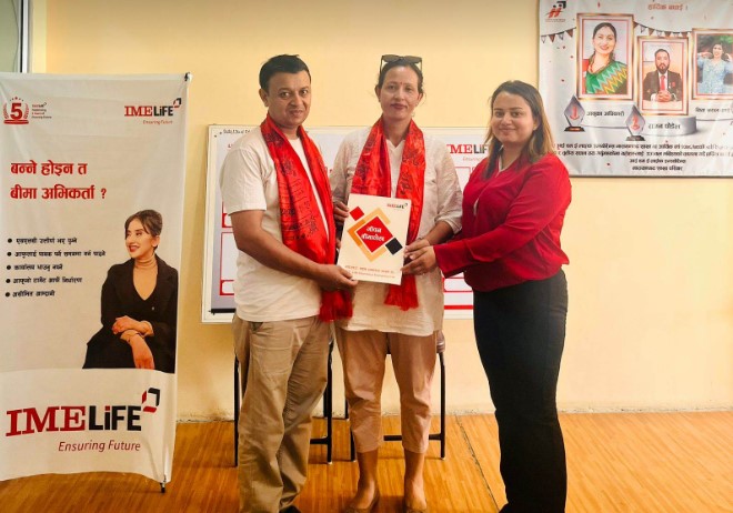 फुयालले श्रीमतिको जन्म दिनमा दिए २० लाखको बीमा पोलिसी उपहार