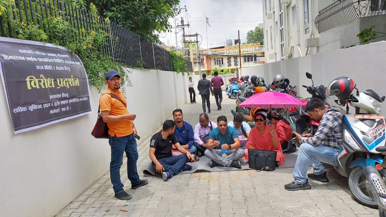 श्रम शोषण भएको भन्दै हिमालयन लाइफका कर्मचारी आन्दोलनमा, भिआरएसमा अन्याय भयो !