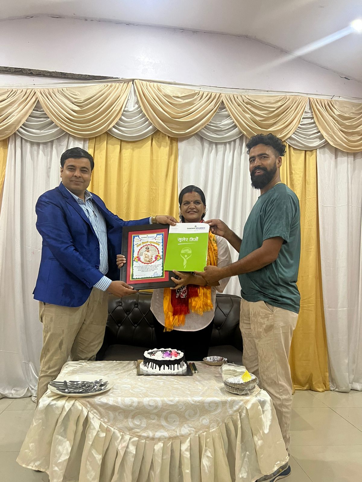 मनपतिले श्रीमतीको जन्मदिनमा दिए २० लाखको बीमा पोलिसी उपहार