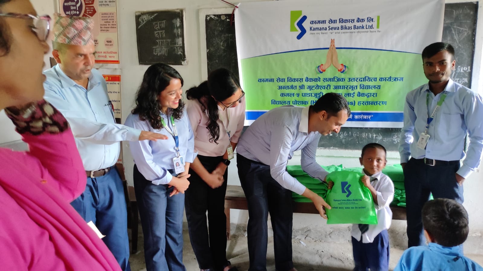 कामना सेवा विकास बैंकद्वारा विद्यार्थीलाई पोशाक हस्तान्तरण