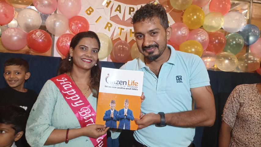 श्रीमतीको जन्मदिनमा खरेलले दिए १ करोड ३० लाखको बीमा पोलिसी उपहार