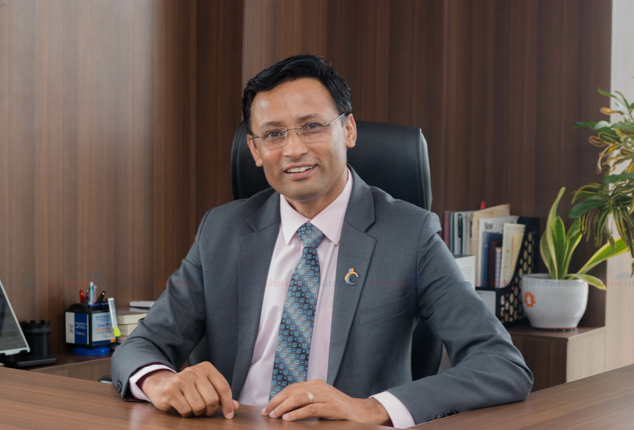 अल्कोहल हेरी दूध बेच्न गाह्रो भने जस्तै जीवन बीमालेख बेच्न पनि गाह्रै हुन्छः  पौडेल