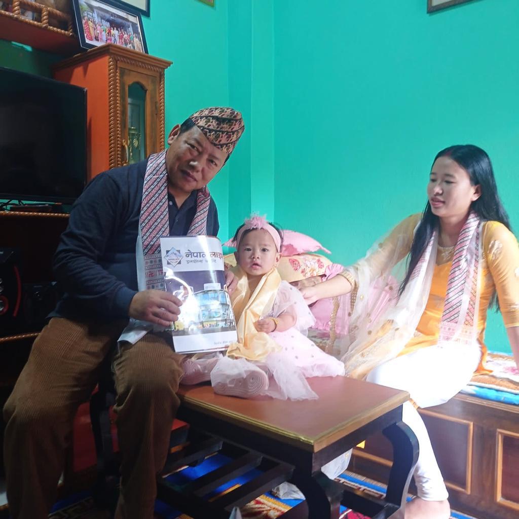 फुल कुमारले नातिनीको जन्मदिनमा दिए १५ लाखको बीमा पोलिसी उपहार