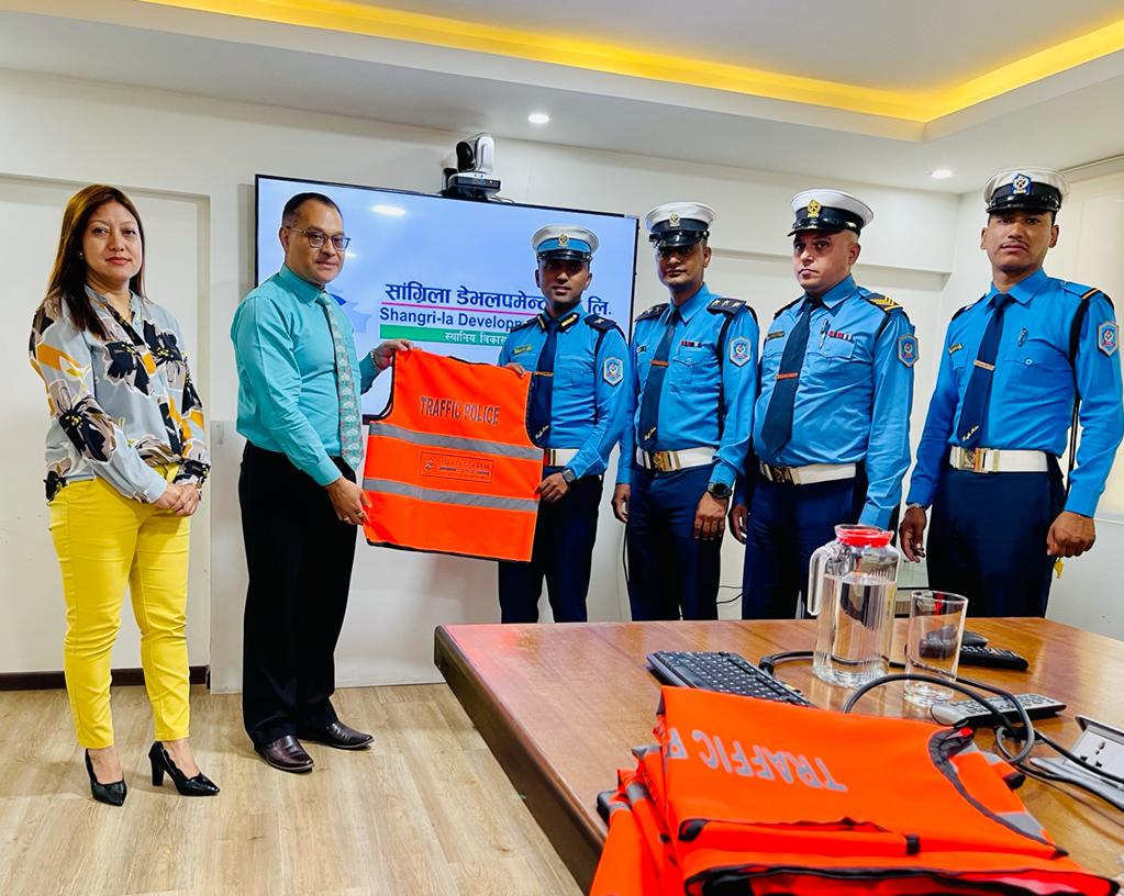 सांग्रिला विकास बैंकद्धारा ट्राफिक प्रहरी वृत्तलाई फ्लोरसेन्ट ज्याकेट हस्तान्तण