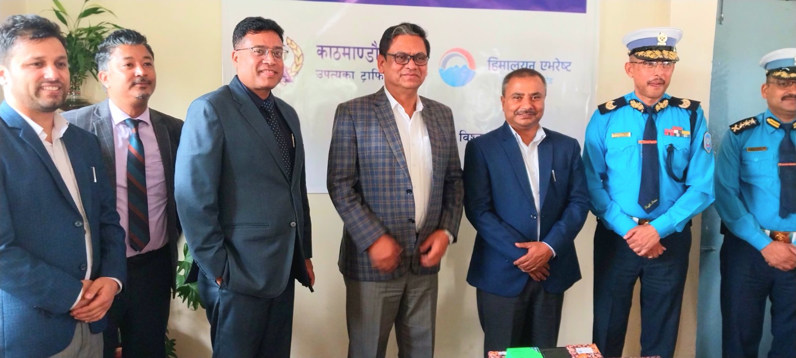 हिमालयन एभरेष्ट इन्स्योन्सद्धारा ४० प्रहरी वीटलाई स्मार्ट फोन वितरण