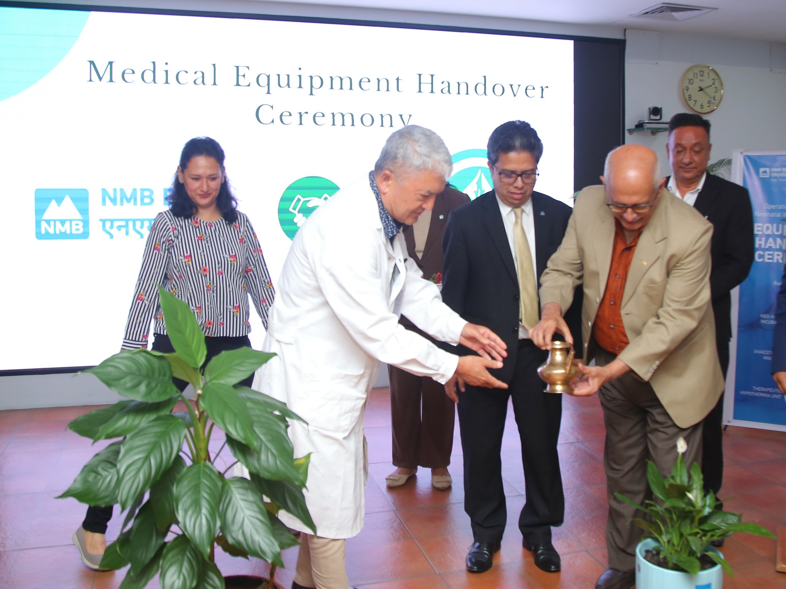 एनएमबि बैंकद्धारा धुलिखेल अस्पताललाई अत्यावश्यक स्वास्थ्य उपकरण हस्तान्तरण