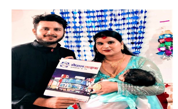 कार्कीका दम्पतिले छोराको पास्नीमा दिए २० लाखको बीमा पोलिसी उपहार