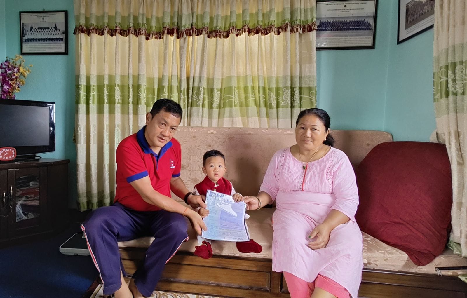 शिवले नातिको जन्मदिनमा दिए २० लाखको बीमा पोलिसी उपहार