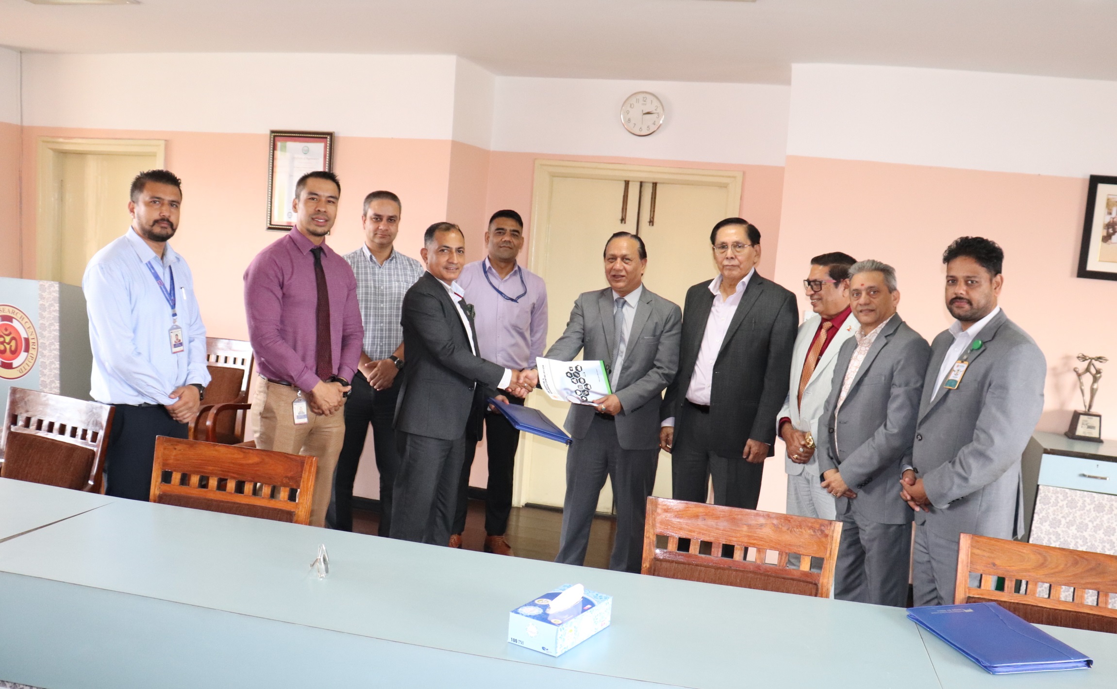 ओम हस्पिटलमा माछापुच्छ्रे बैंकका कर्मचारी र ग्राहकलाई विशेष छुट